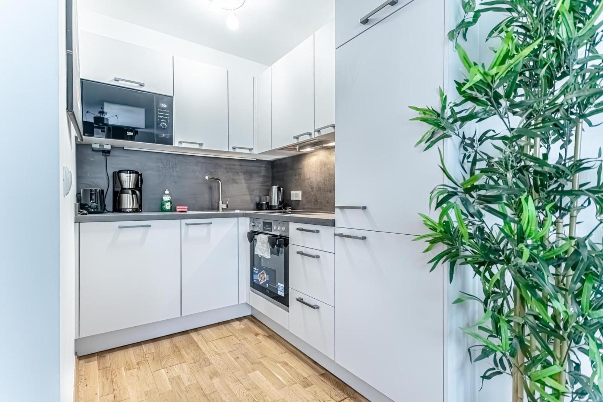 Charming 1Br, Steps From Reumannplatz U1 Apartment เวียนนา ภายนอก รูปภาพ